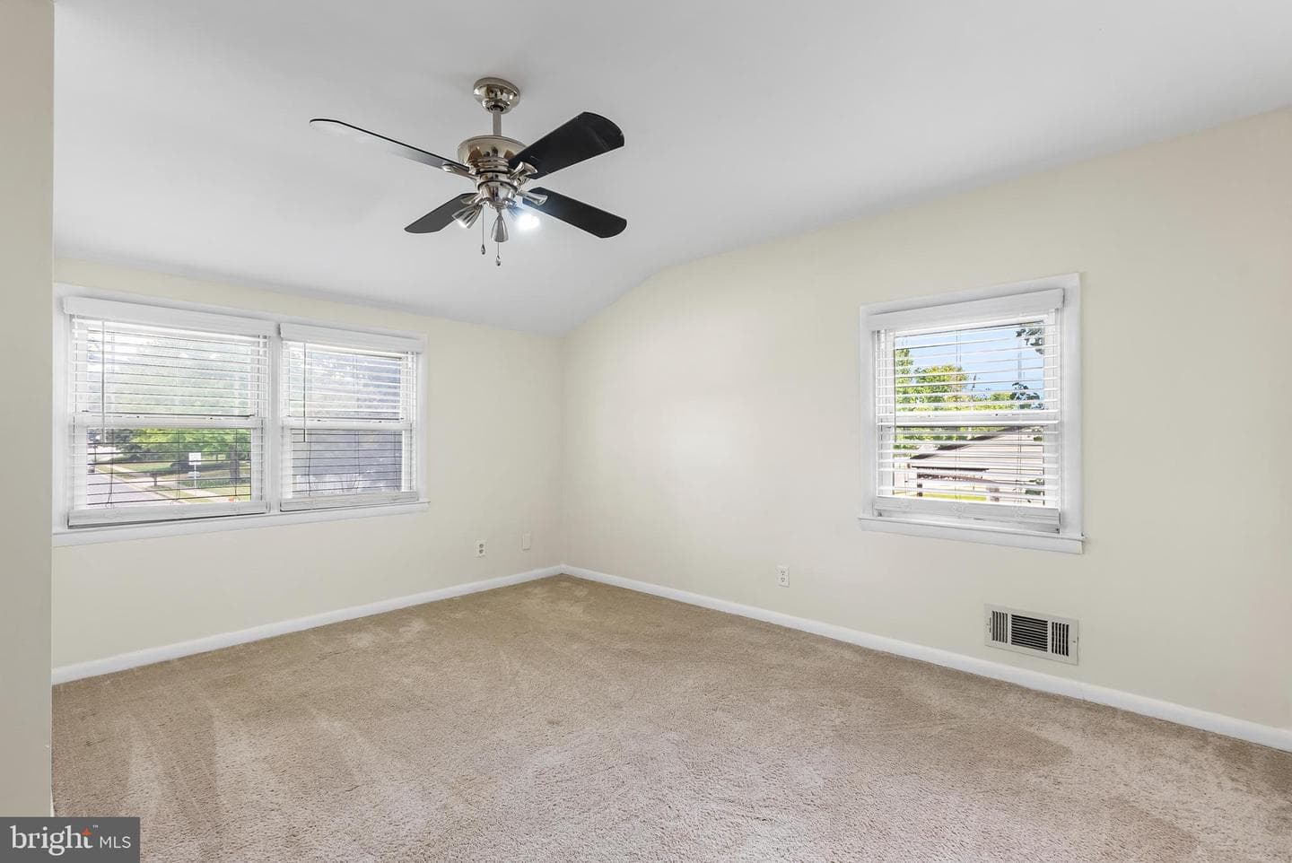 1011 W Seminary Avenue photo 34