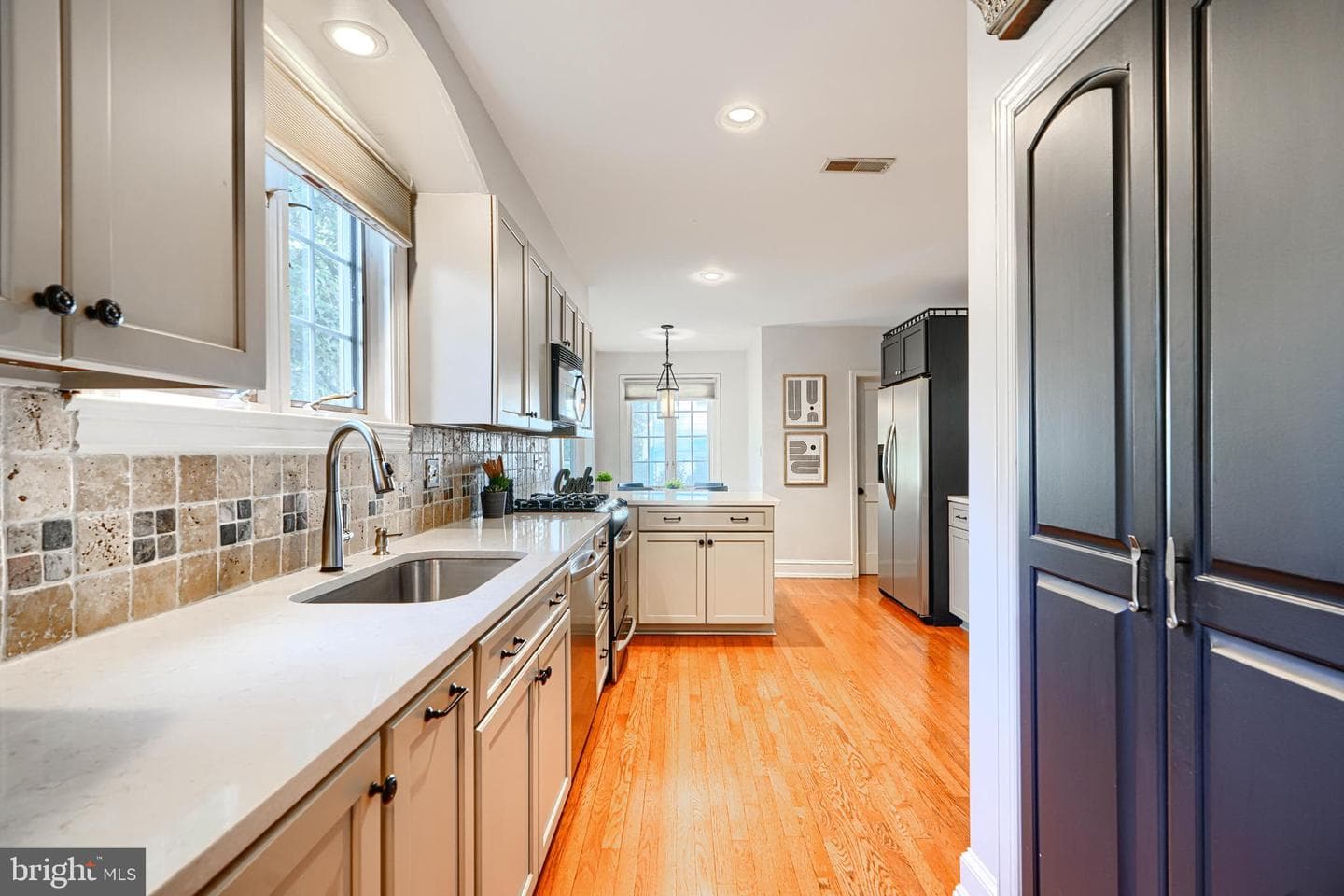 905 Kingston Road photo 16
