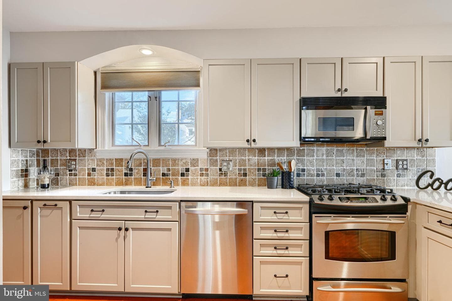 905 Kingston Road photo 17