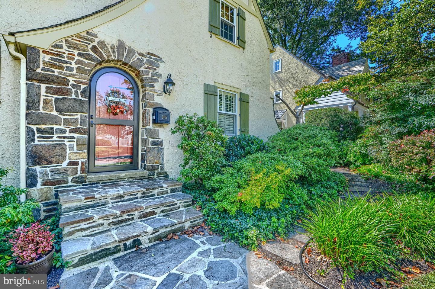 905 Kingston Road photo 3