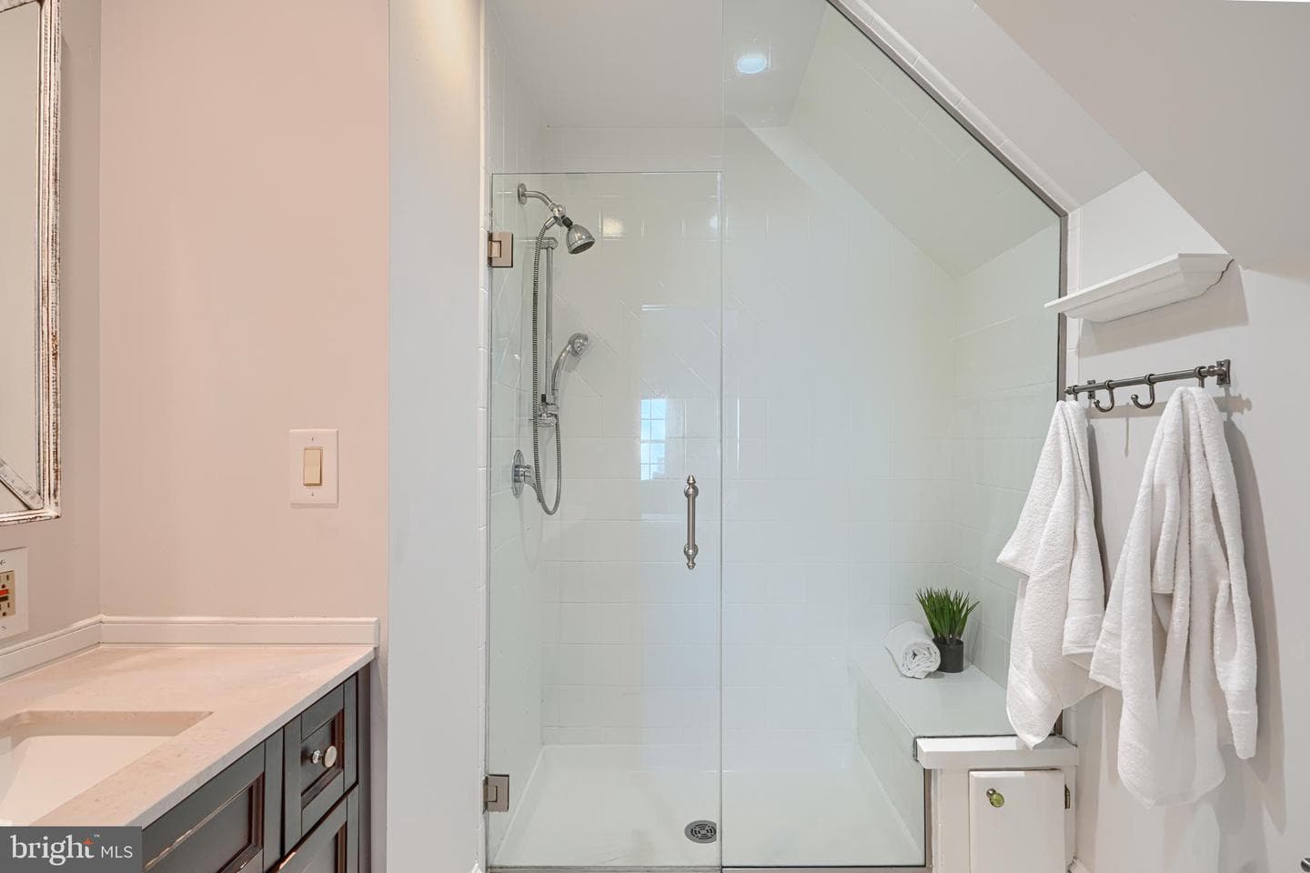 905 Kingston Road photo 30