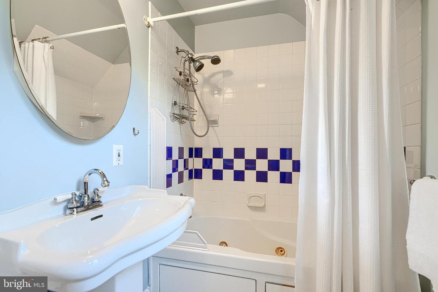905 Kingston Road photo 34