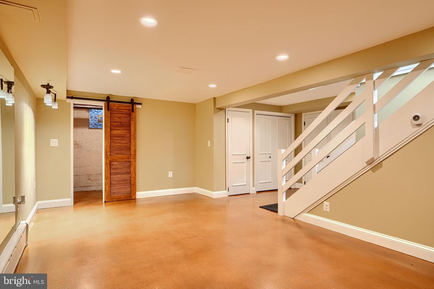 905 Kingston Road photo 39