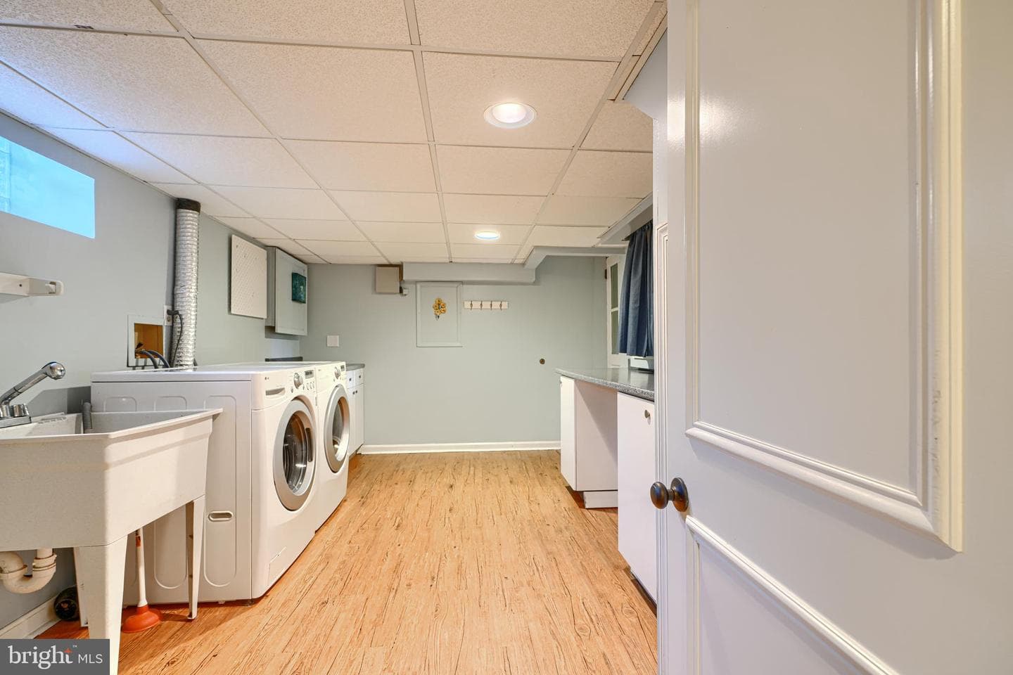 905 Kingston Road photo 42