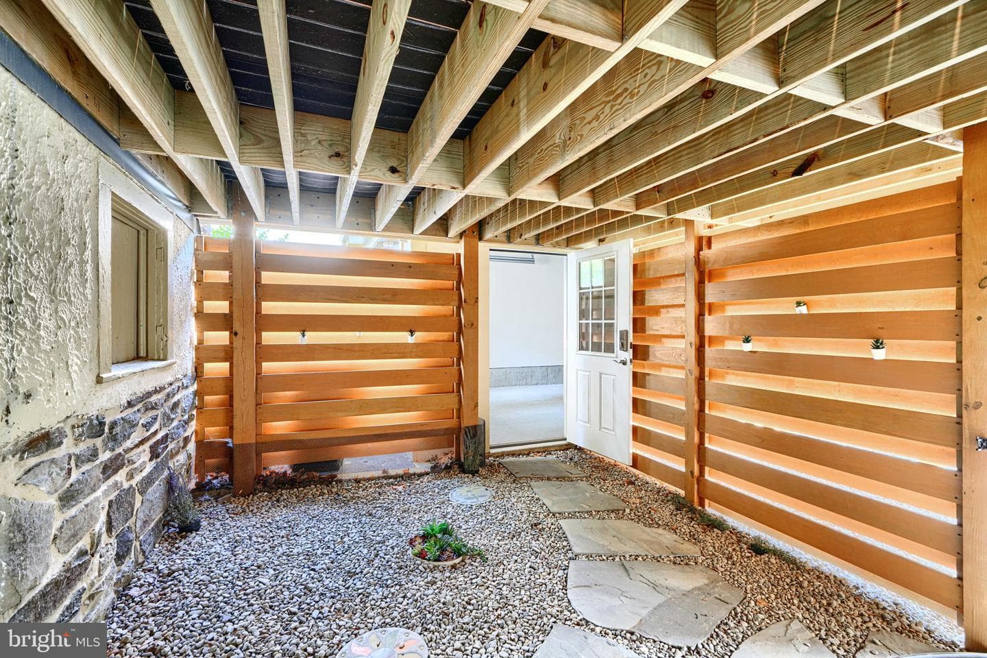 905 Kingston Road photo 44