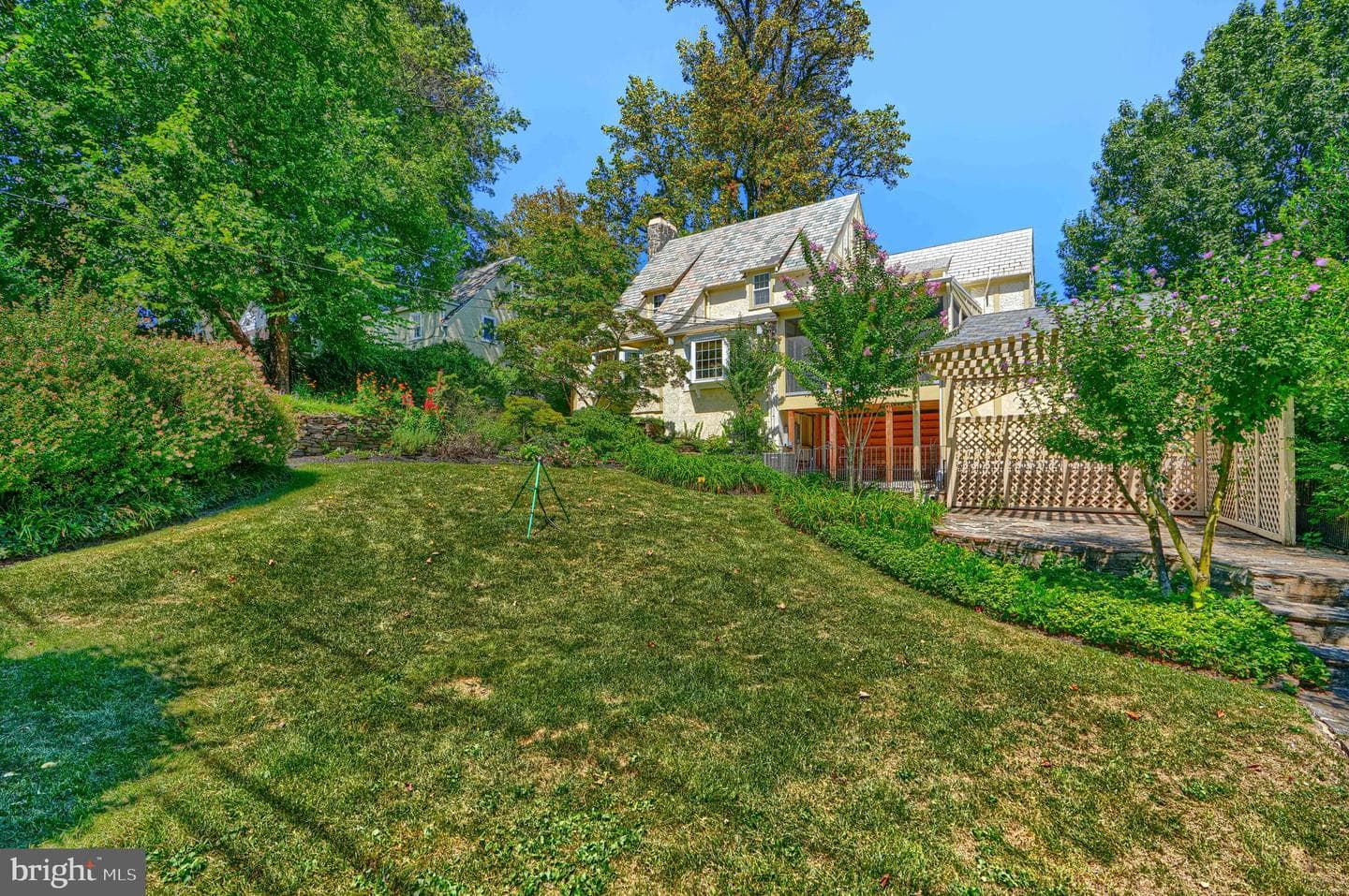 905 Kingston Road photo 48