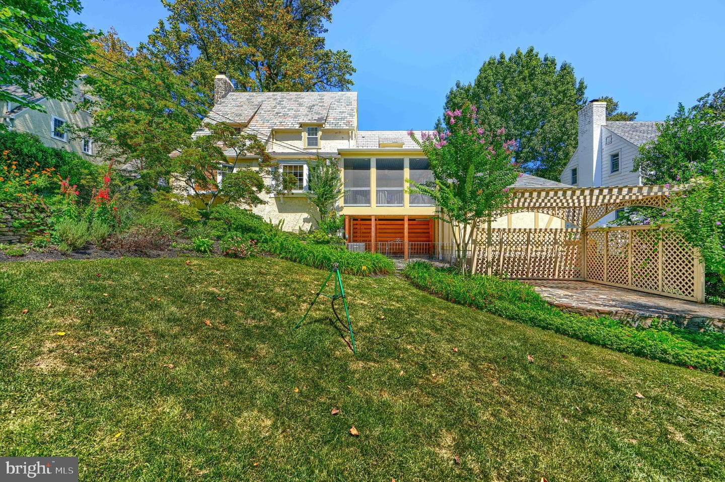 905 Kingston Road photo 49