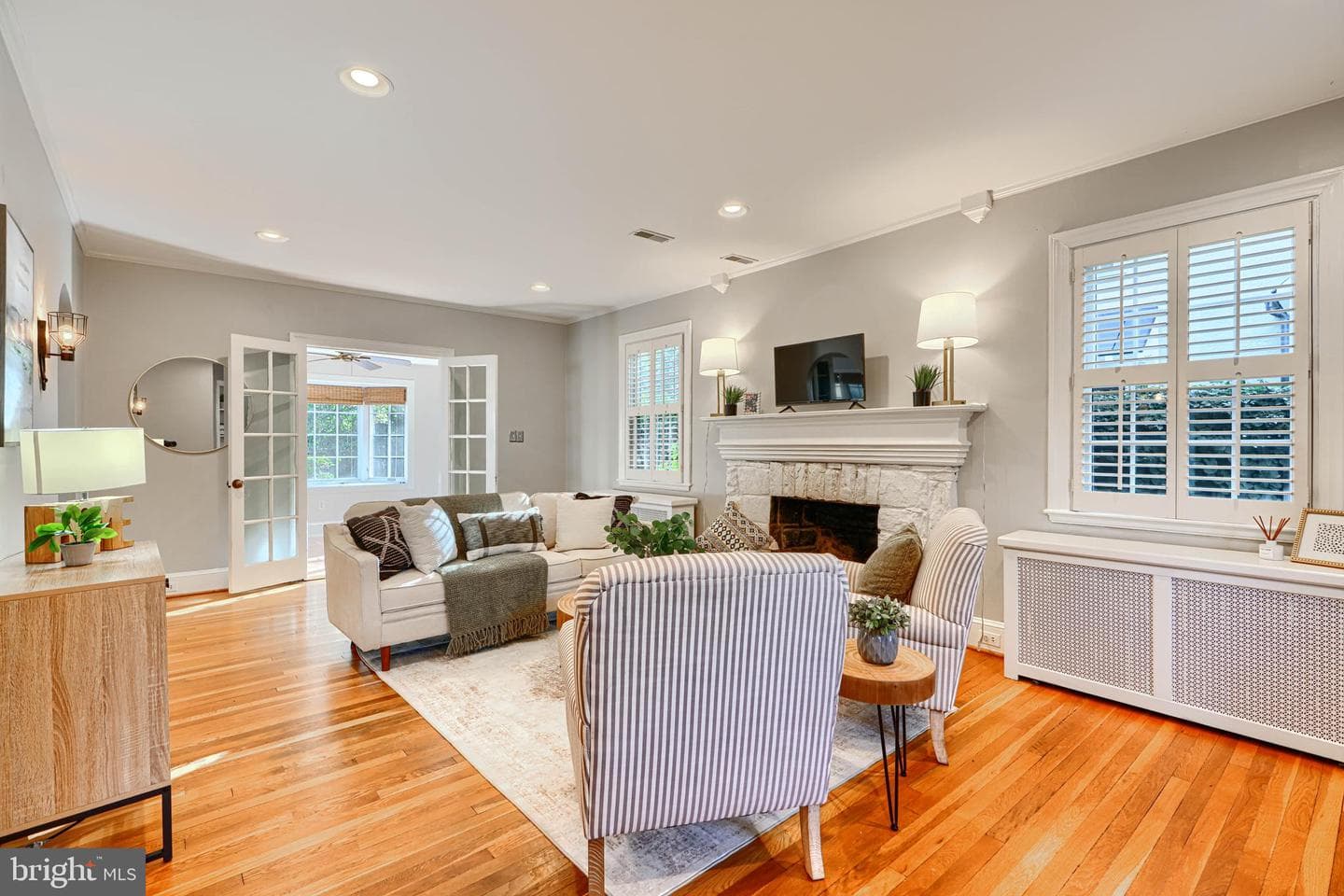 905 Kingston Road photo 5