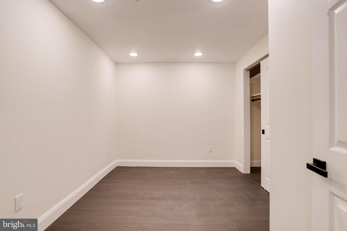 8041 Edgewater Avenue photo 30