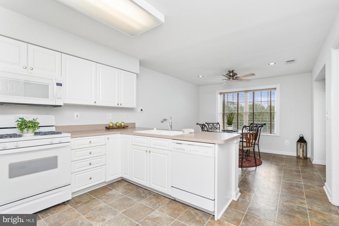 600 Straffan #402 photo 17