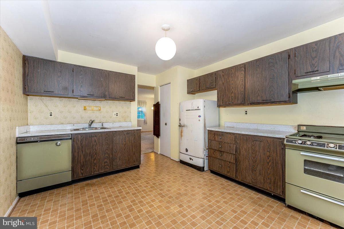 409 Fox View Court photo 8