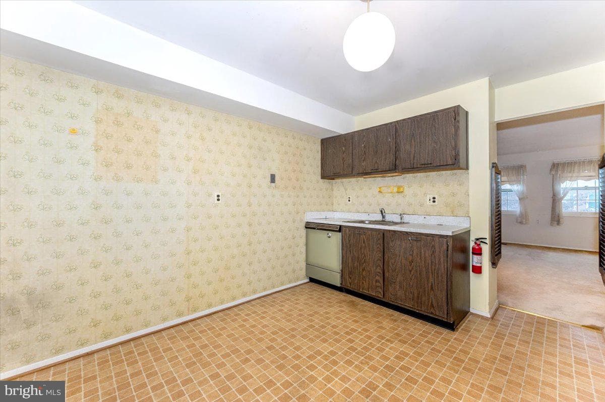 409 Fox View Court photo 9