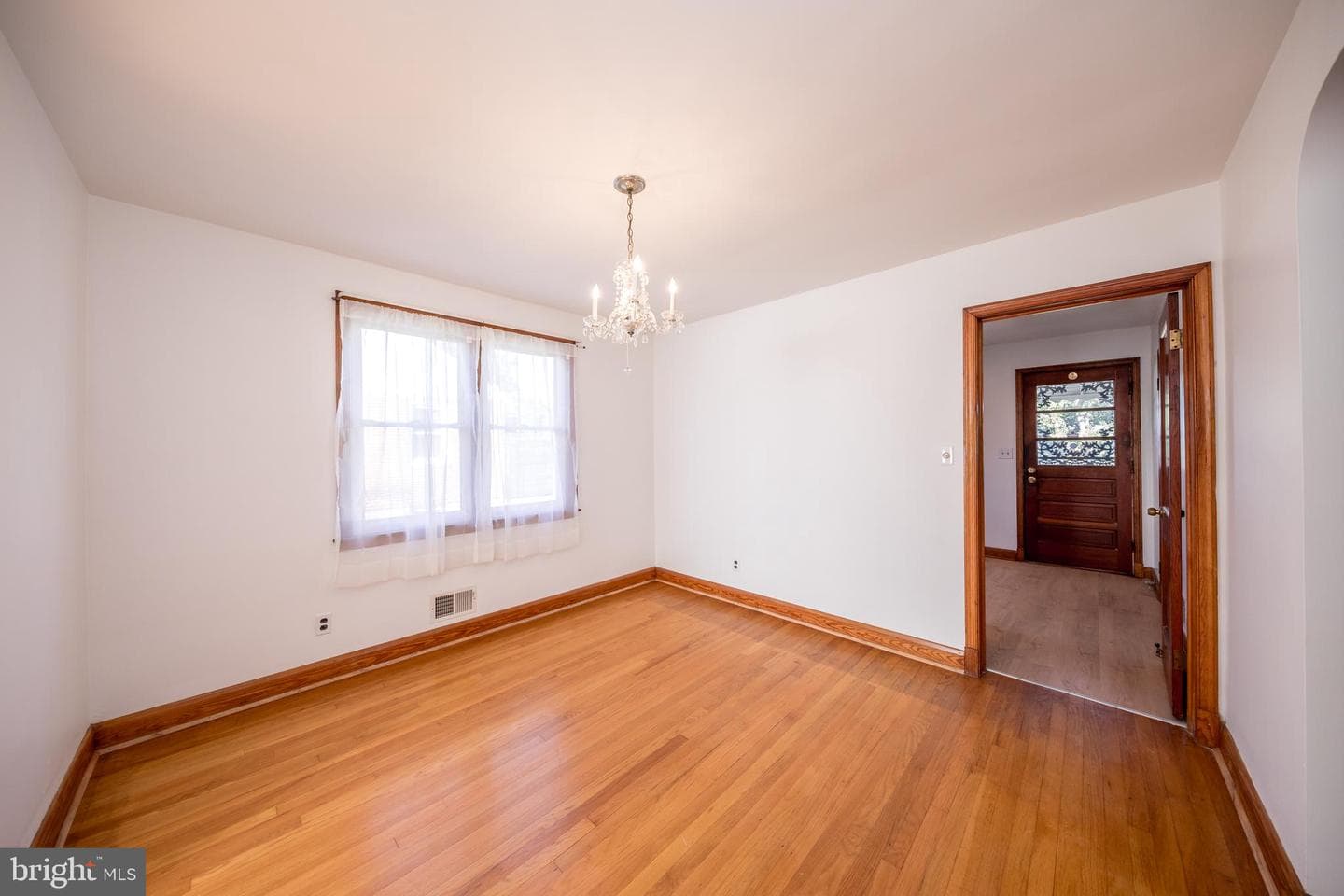 8929 Yvonne Avenue photo 10
