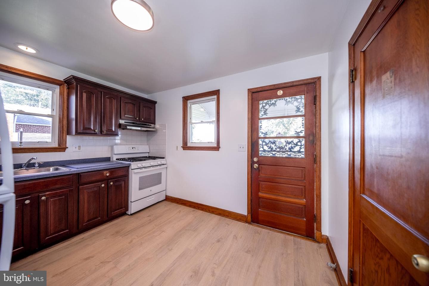 8929 Yvonne Avenue photo 19