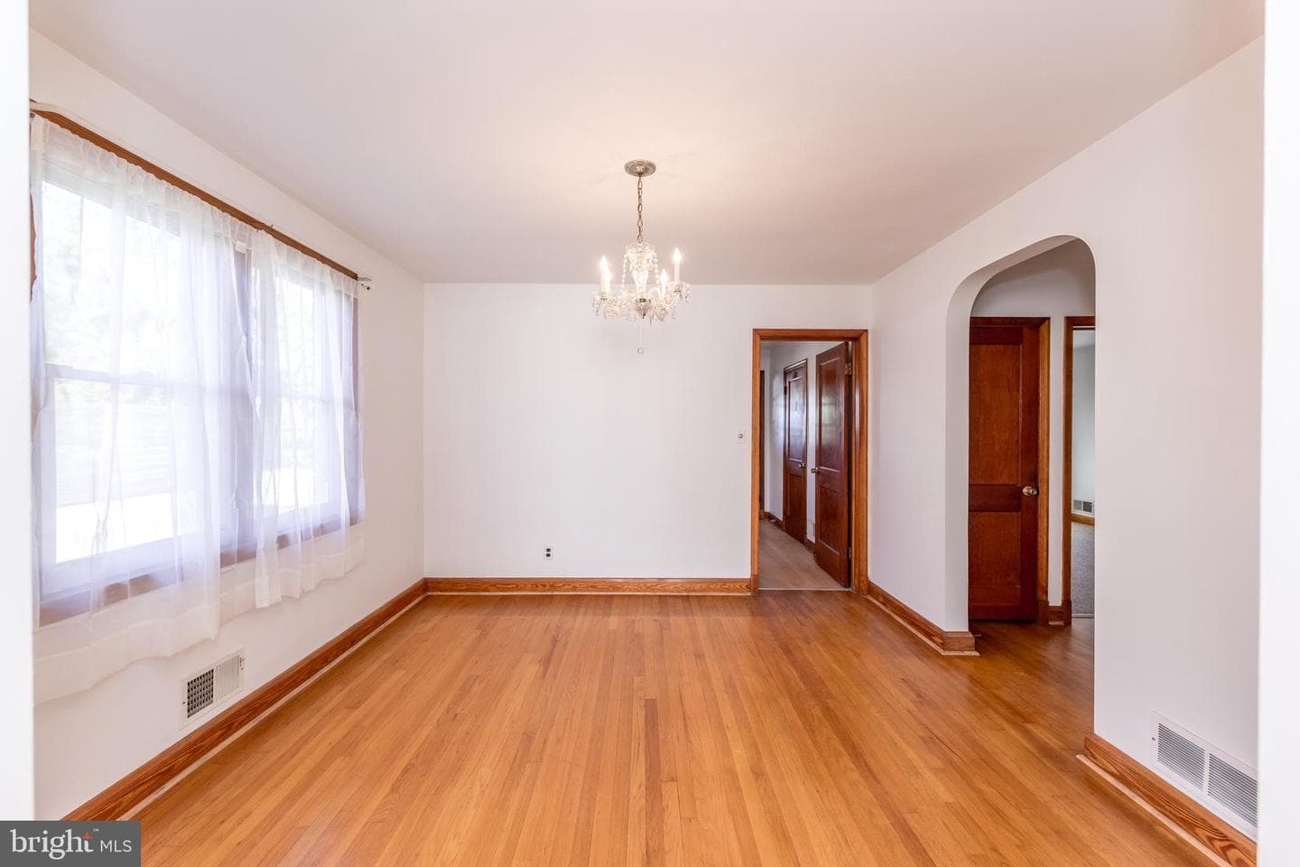 8929 Yvonne Avenue photo 9