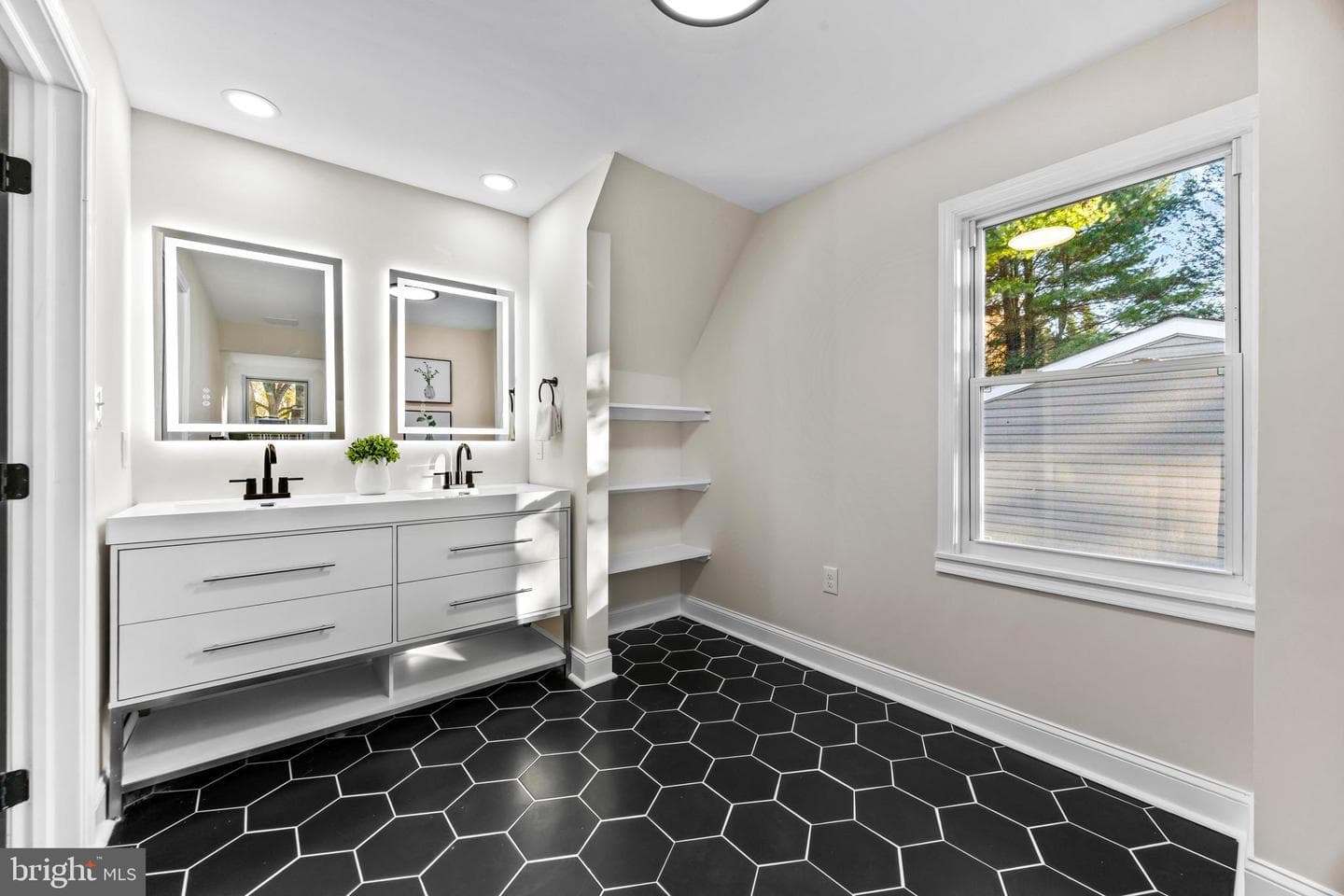 611 Cliveden Road photo 34