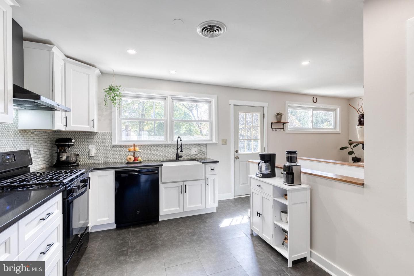 1607 Greenspring Drive photo 3