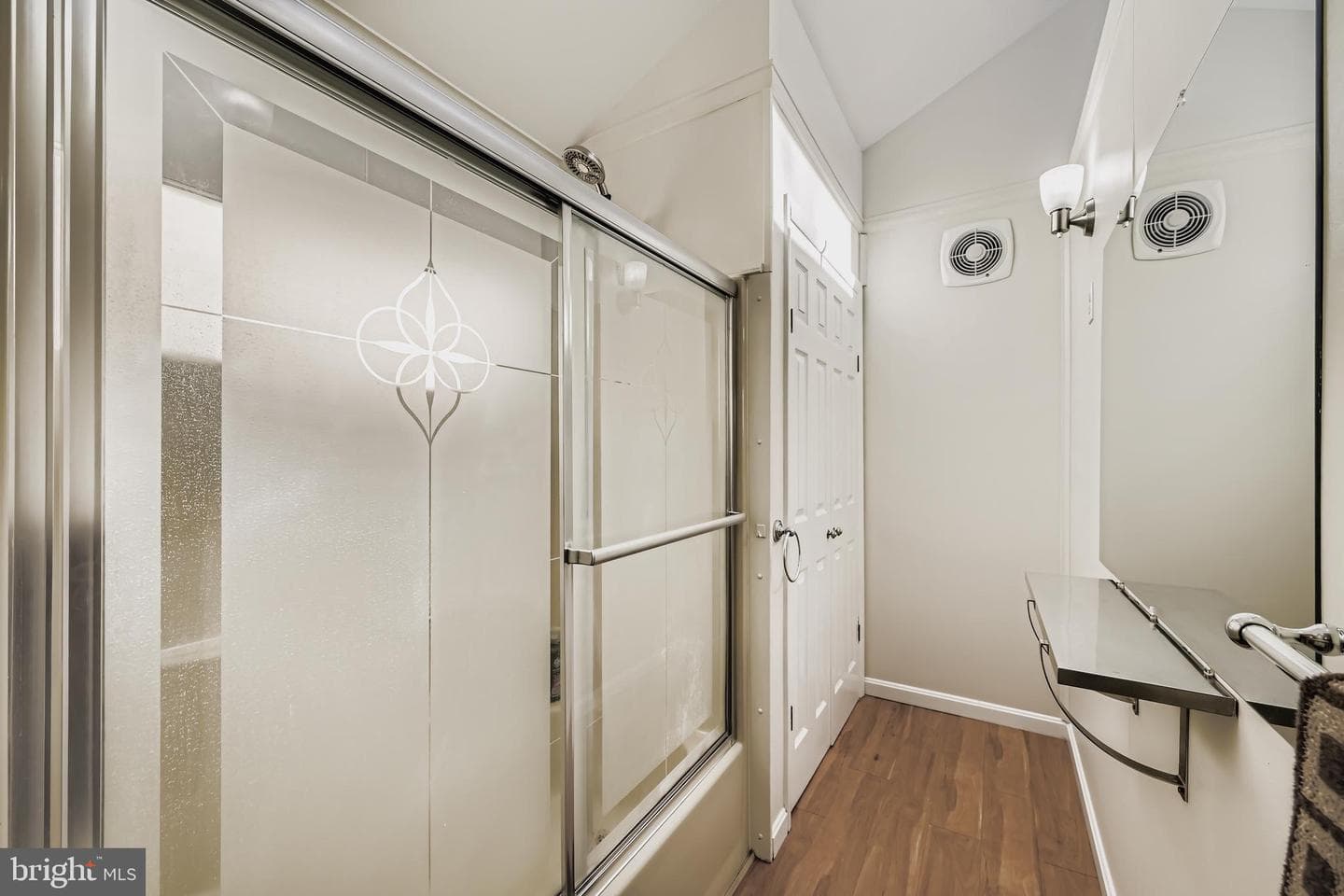 307 Montrose Avenue photo 16