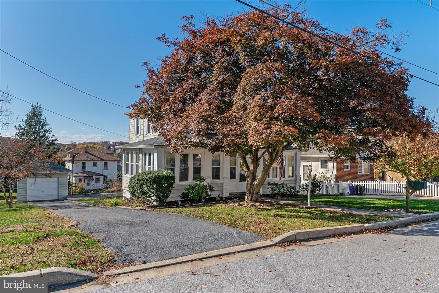 1810 Arbutus Avenue photo 2