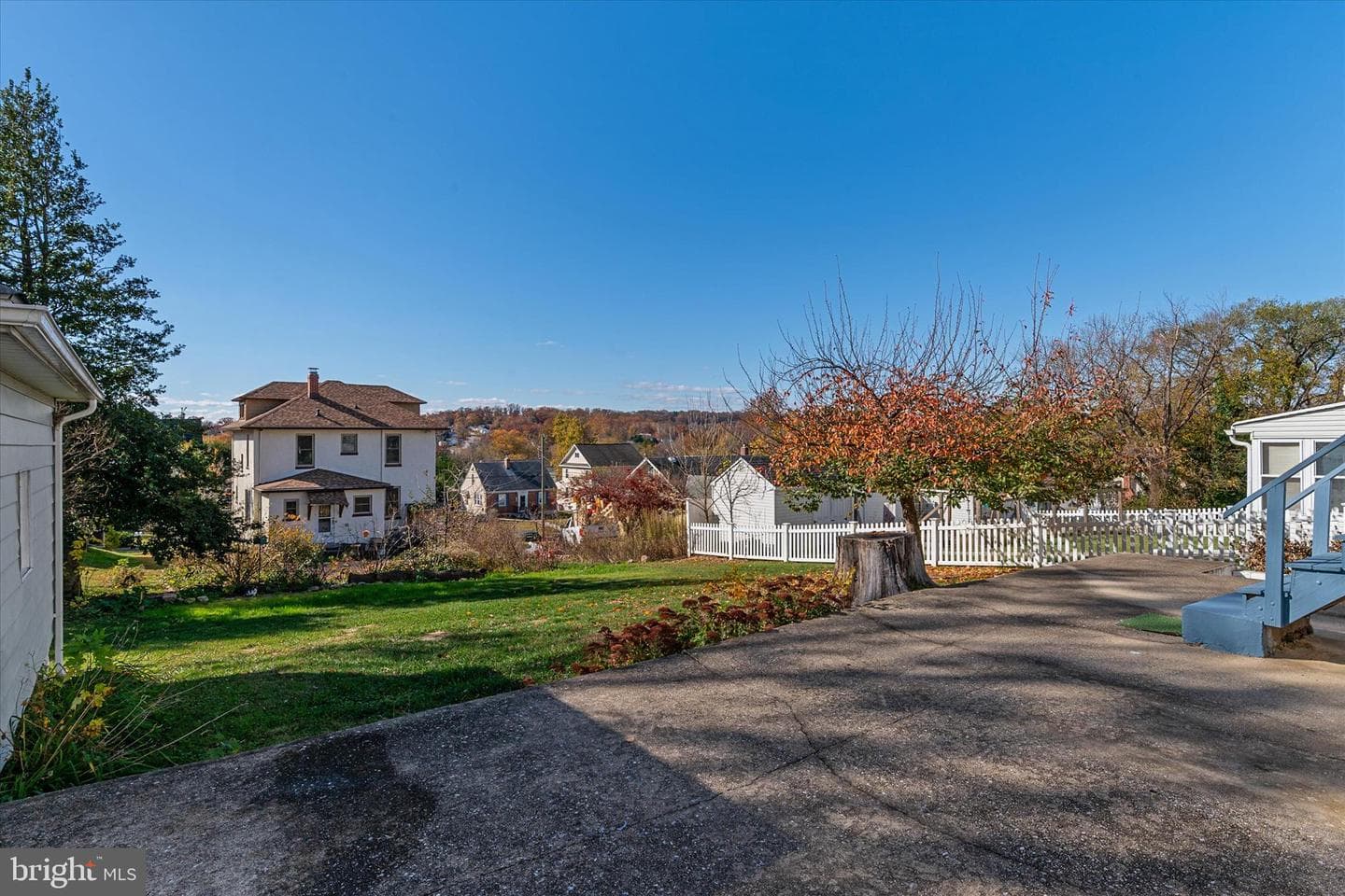 1810 Arbutus Avenue photo 38