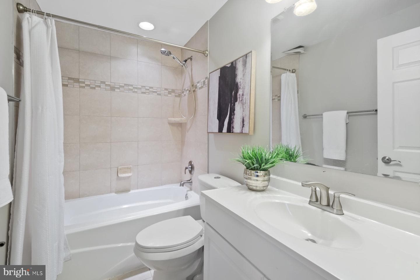 121 3rd Avenue photo 28