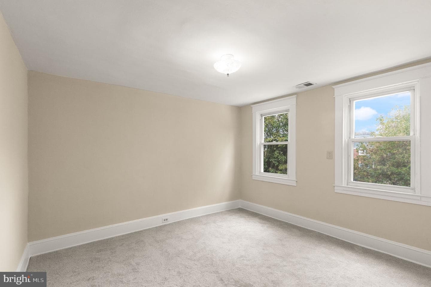 240 Burke Avenue photo 16