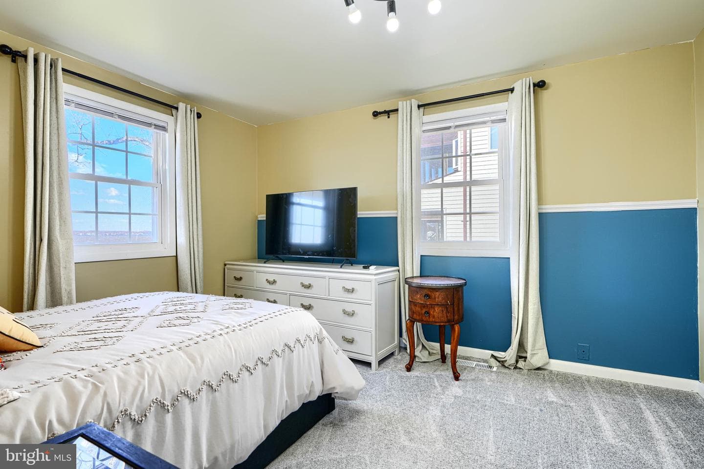 1132 E Riverside photo 29