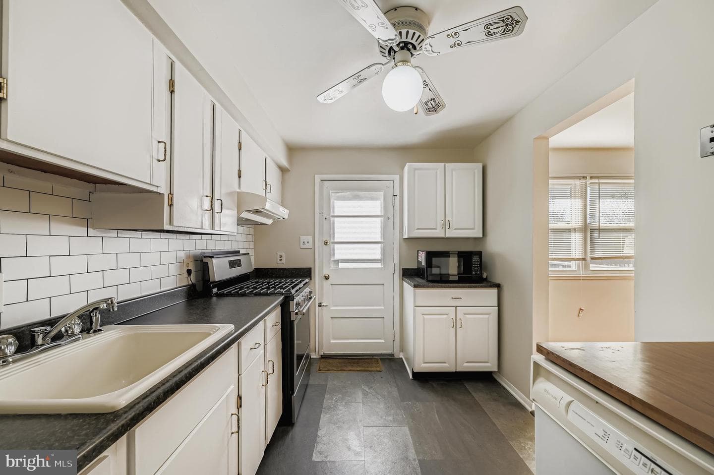 658 Kingston Road photo 12