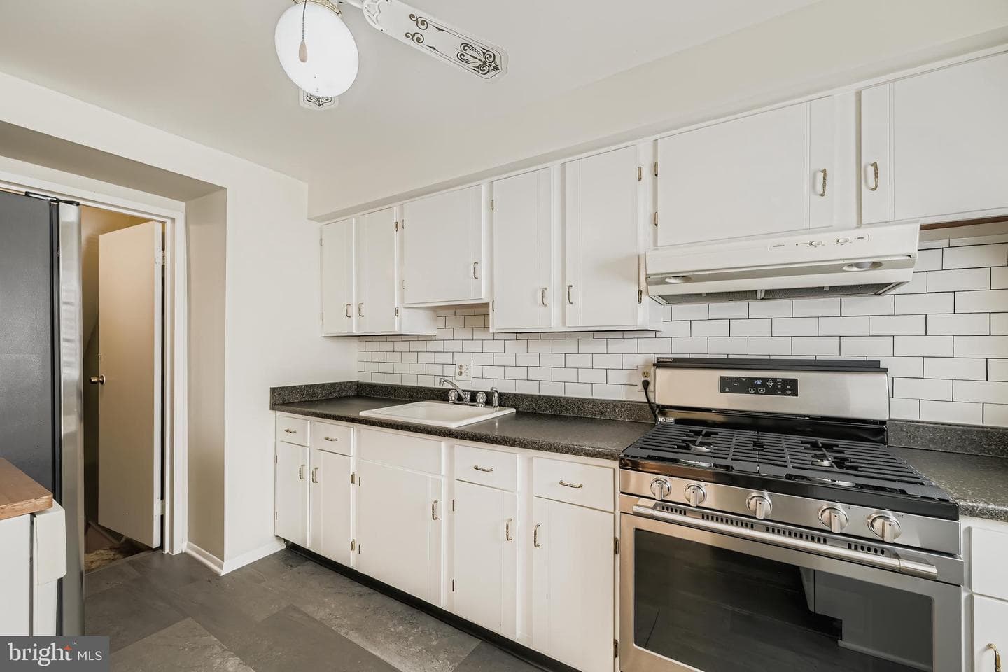 658 Kingston Road photo 13