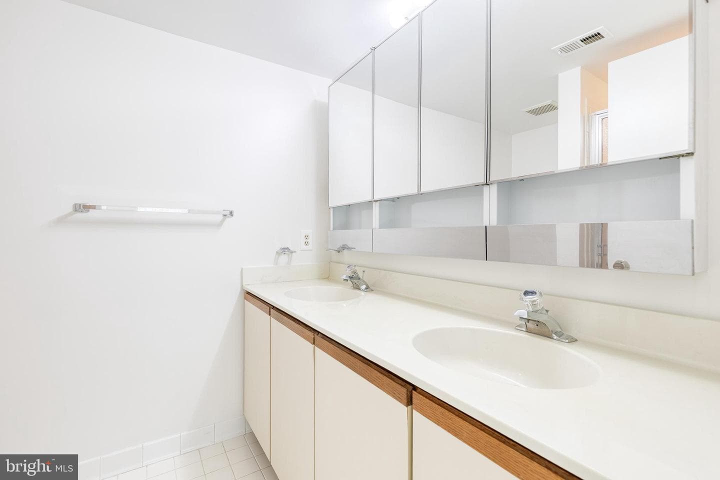 11 Elphin Court #301 photo 24