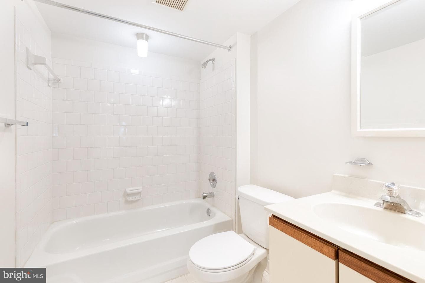11 Elphin Court #301 photo 30