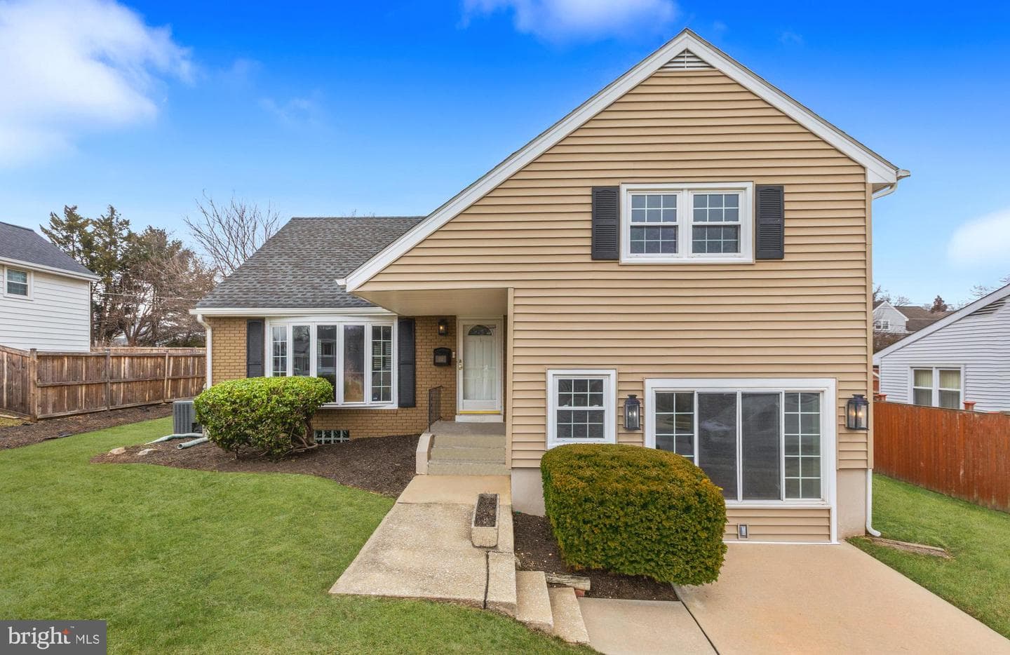 132 Warwick Drive photo 2