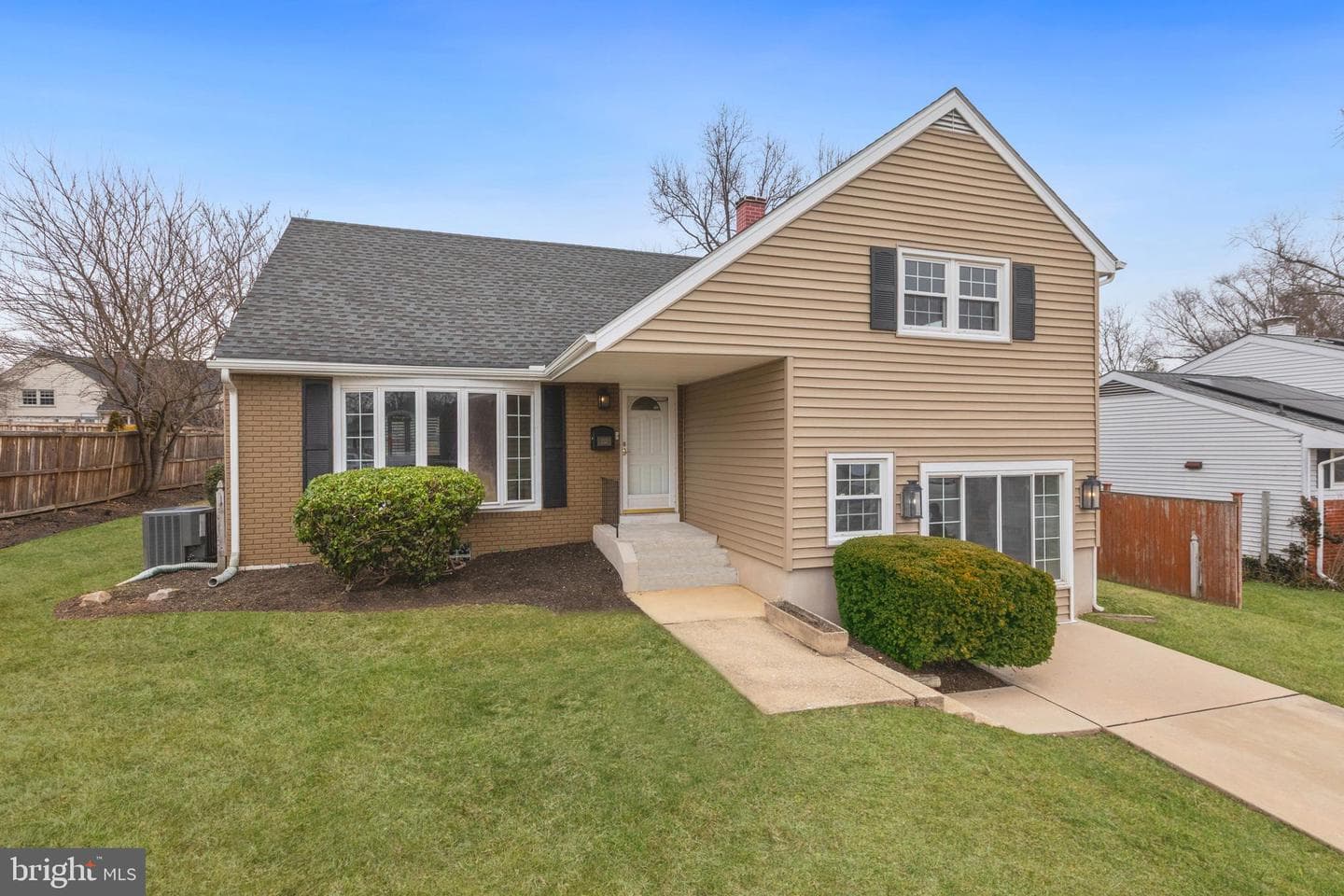 132 Warwick Drive photo 3