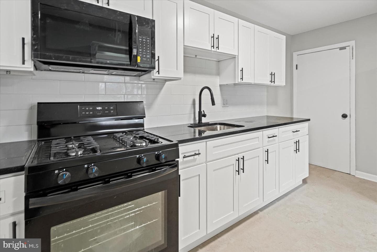 306 Capitol Court photo 12
