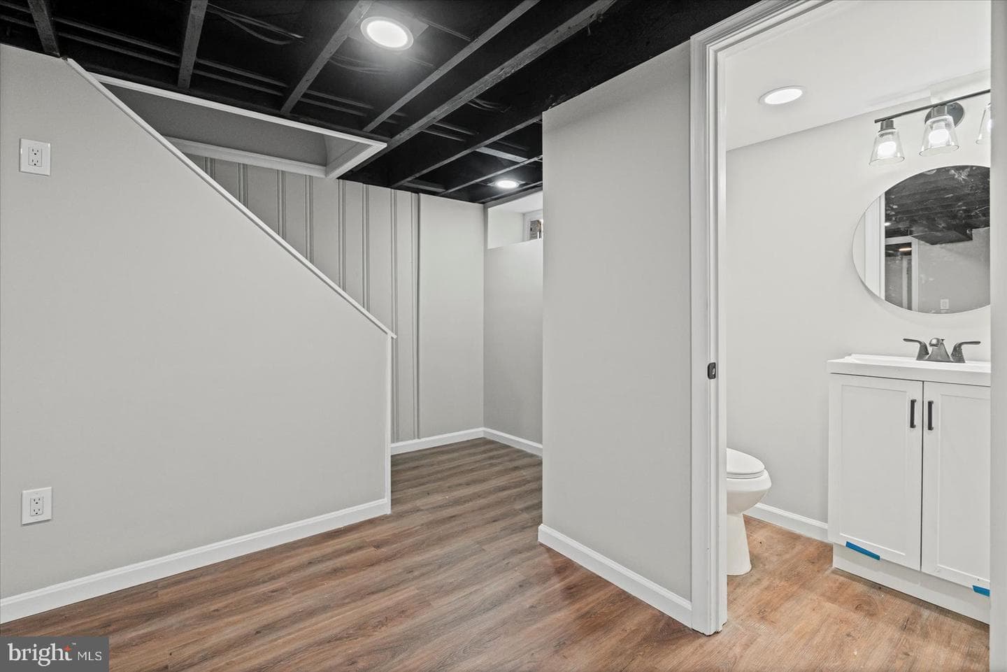 306 Capitol Court photo 17