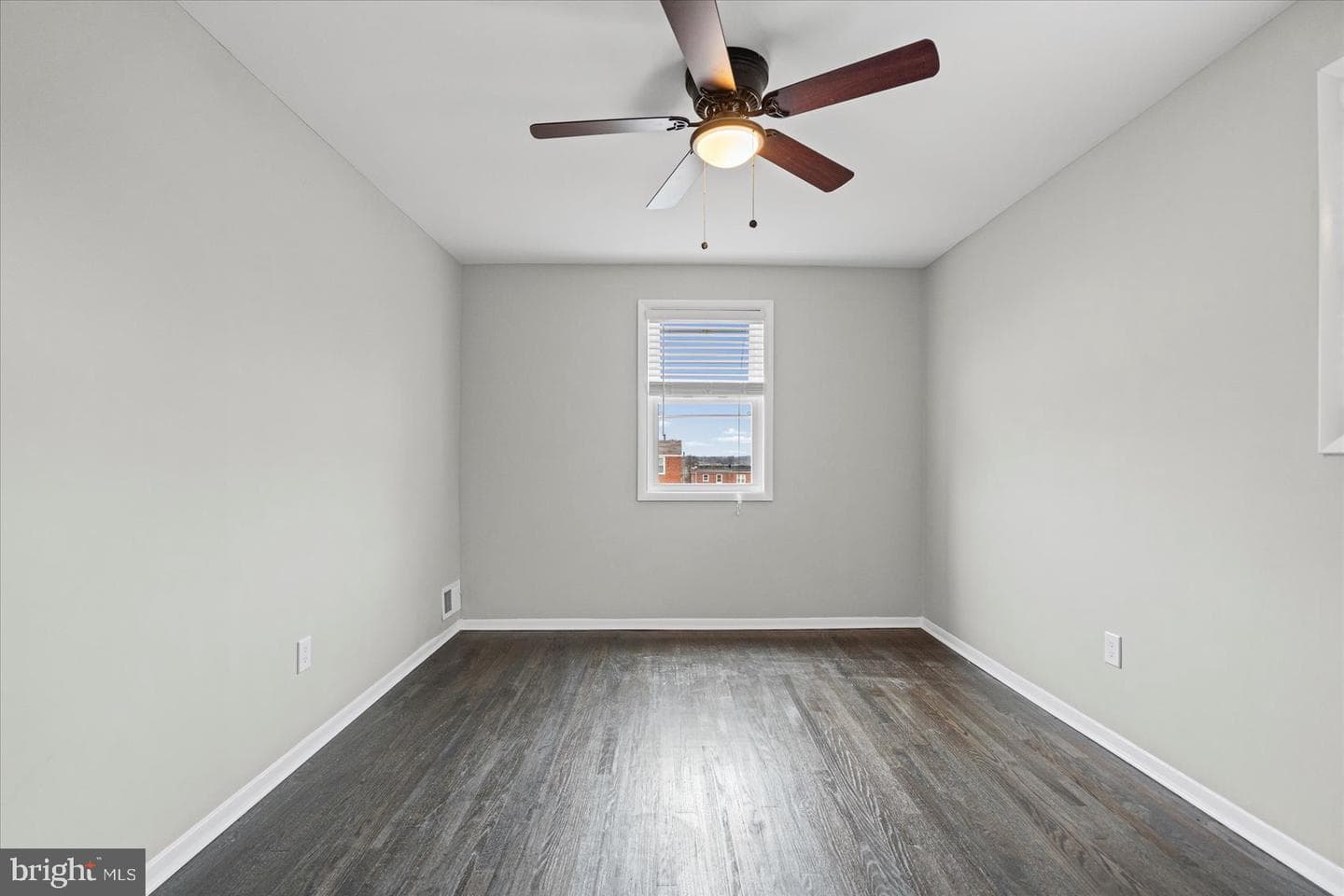 306 Capitol Court photo 23