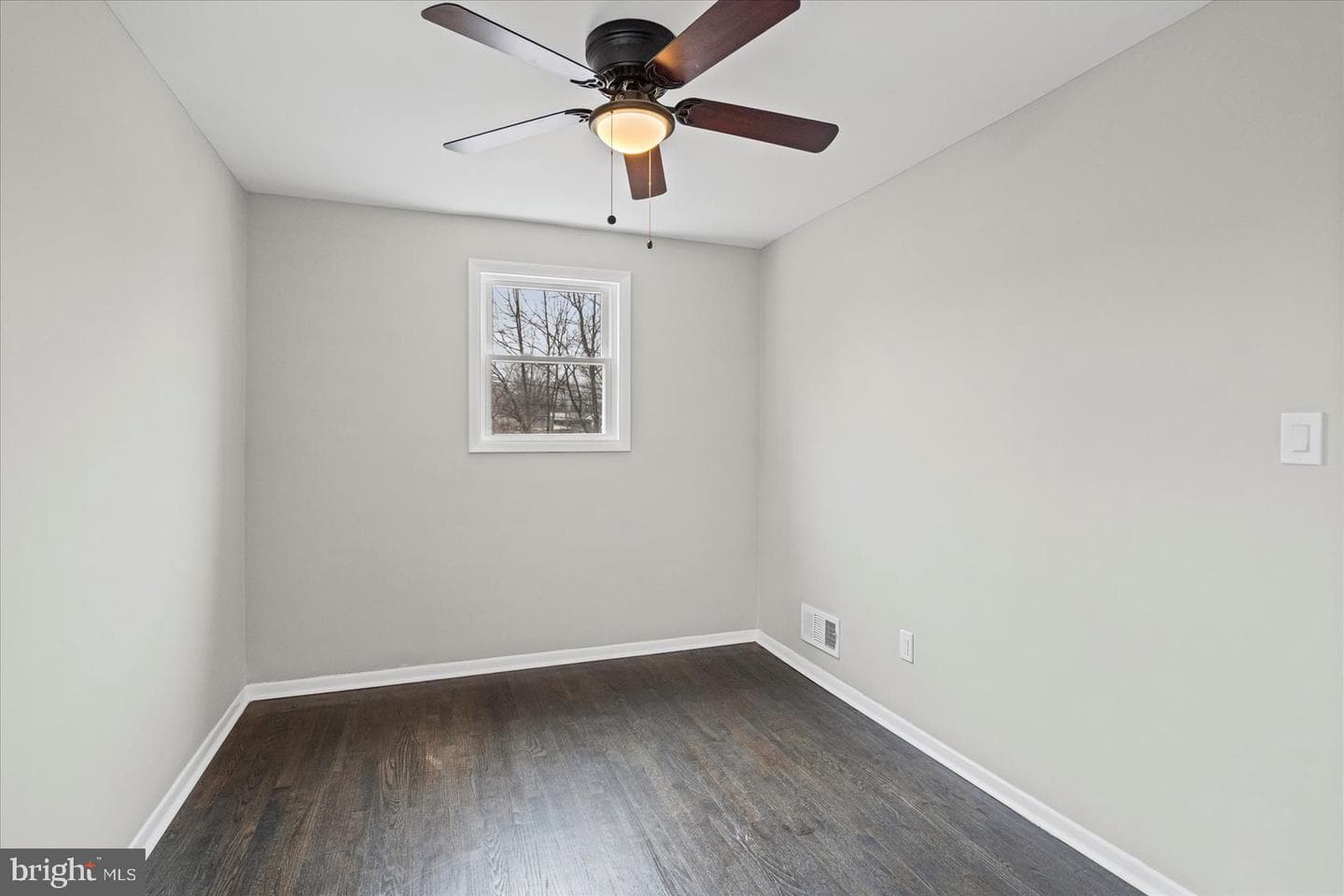 306 Capitol Court photo 25