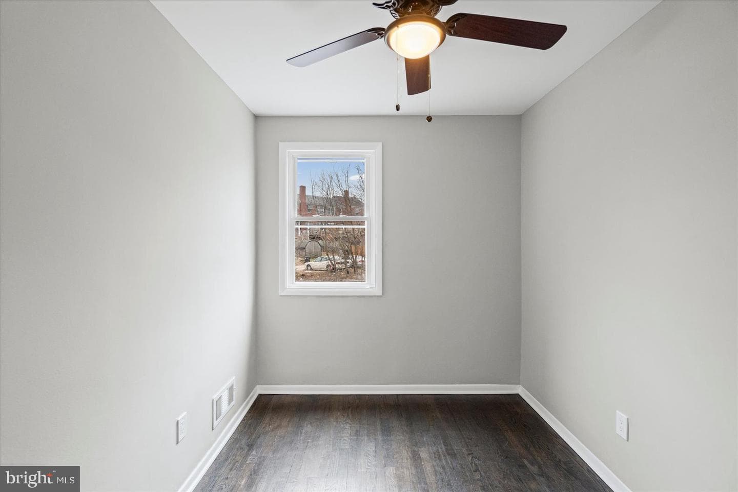 306 Capitol Court photo 27