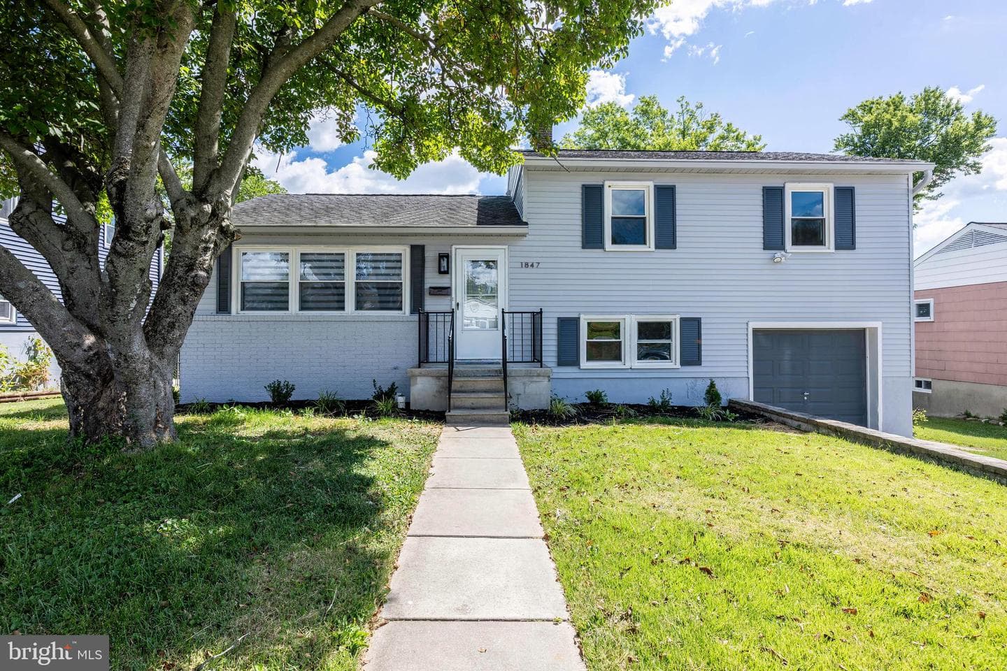 1847 Wycliffe Road photo 2