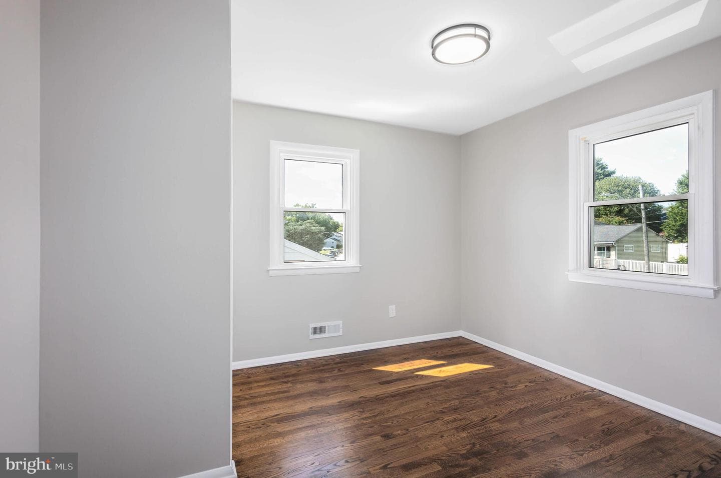 1847 Wycliffe Road photo 21