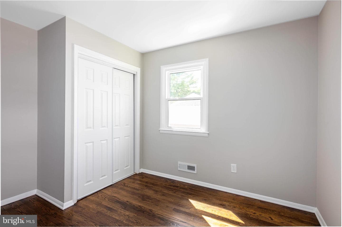 1847 Wycliffe Road photo 22
