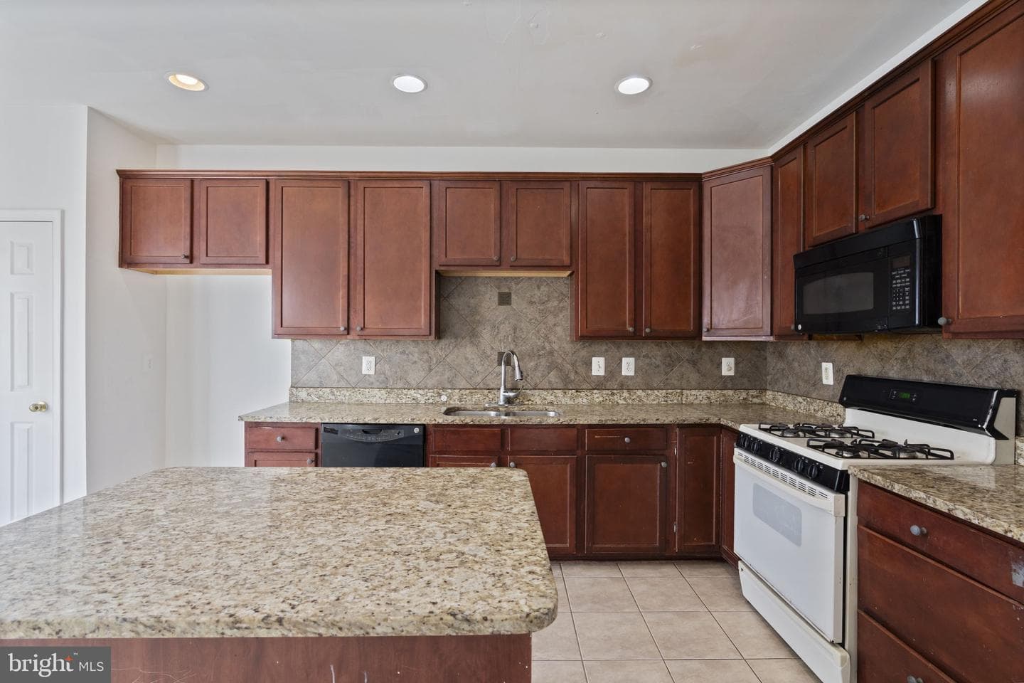 811 Middle River Road photo 14