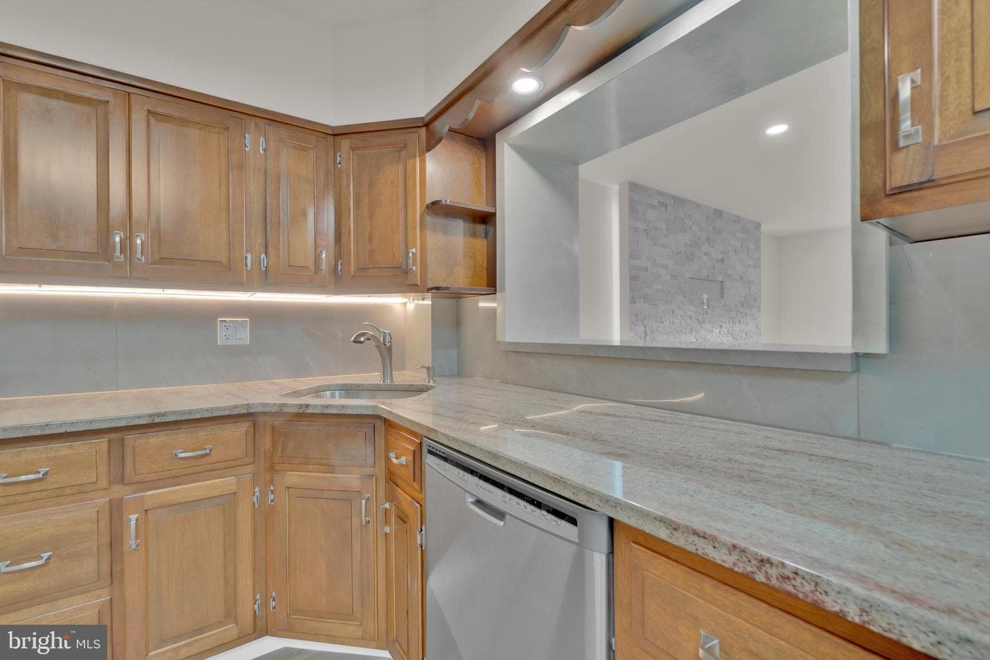 2725 Kirkleigh Road photo 16