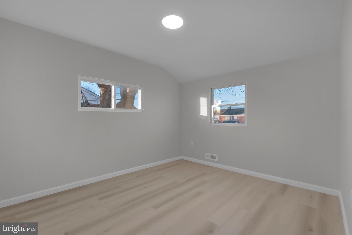 2725 Kirkleigh Road photo 40