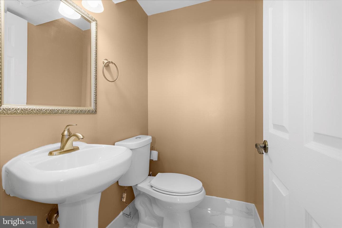 611 Bond Avenue photo 35