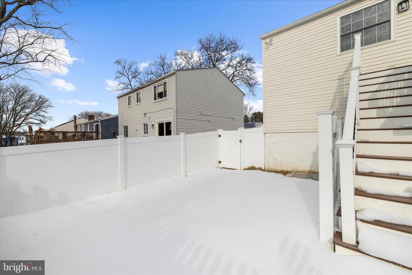 611 Bond Avenue photo 39