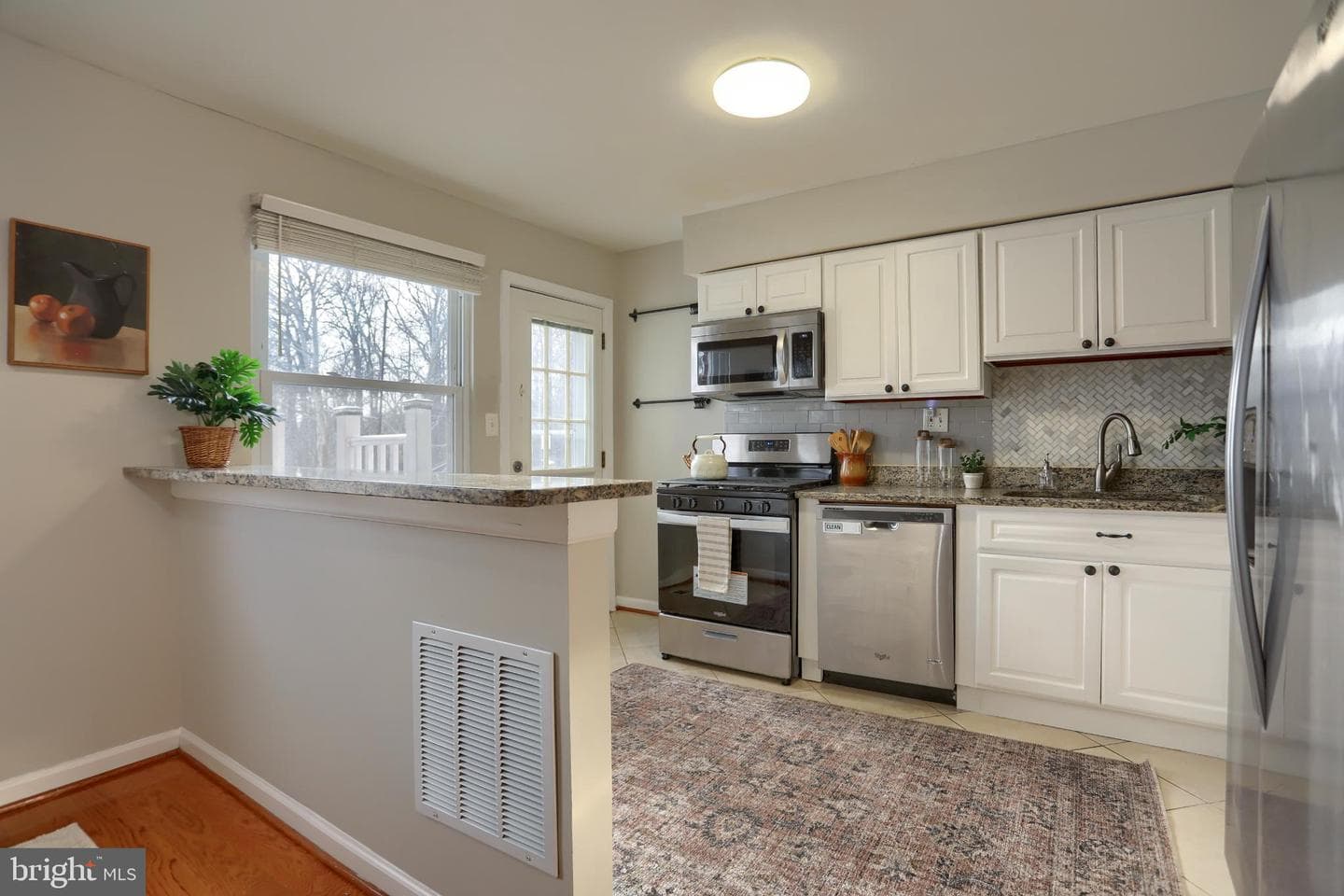 762 Seawall photo 9