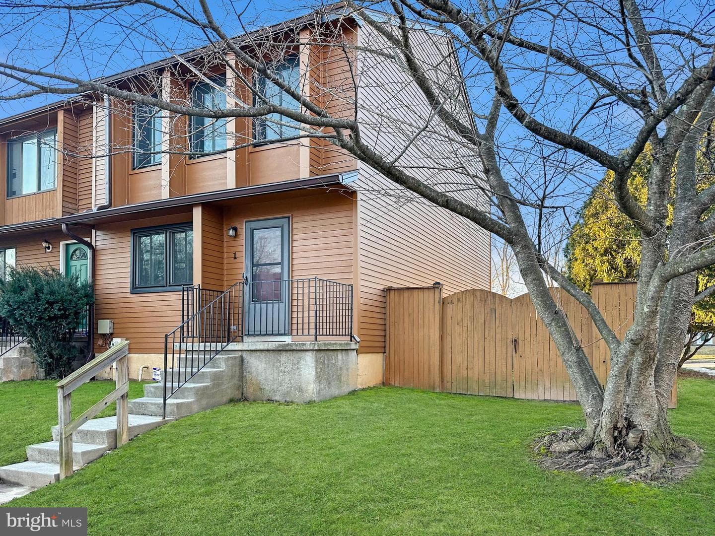 1 Glyndale Court photo 2