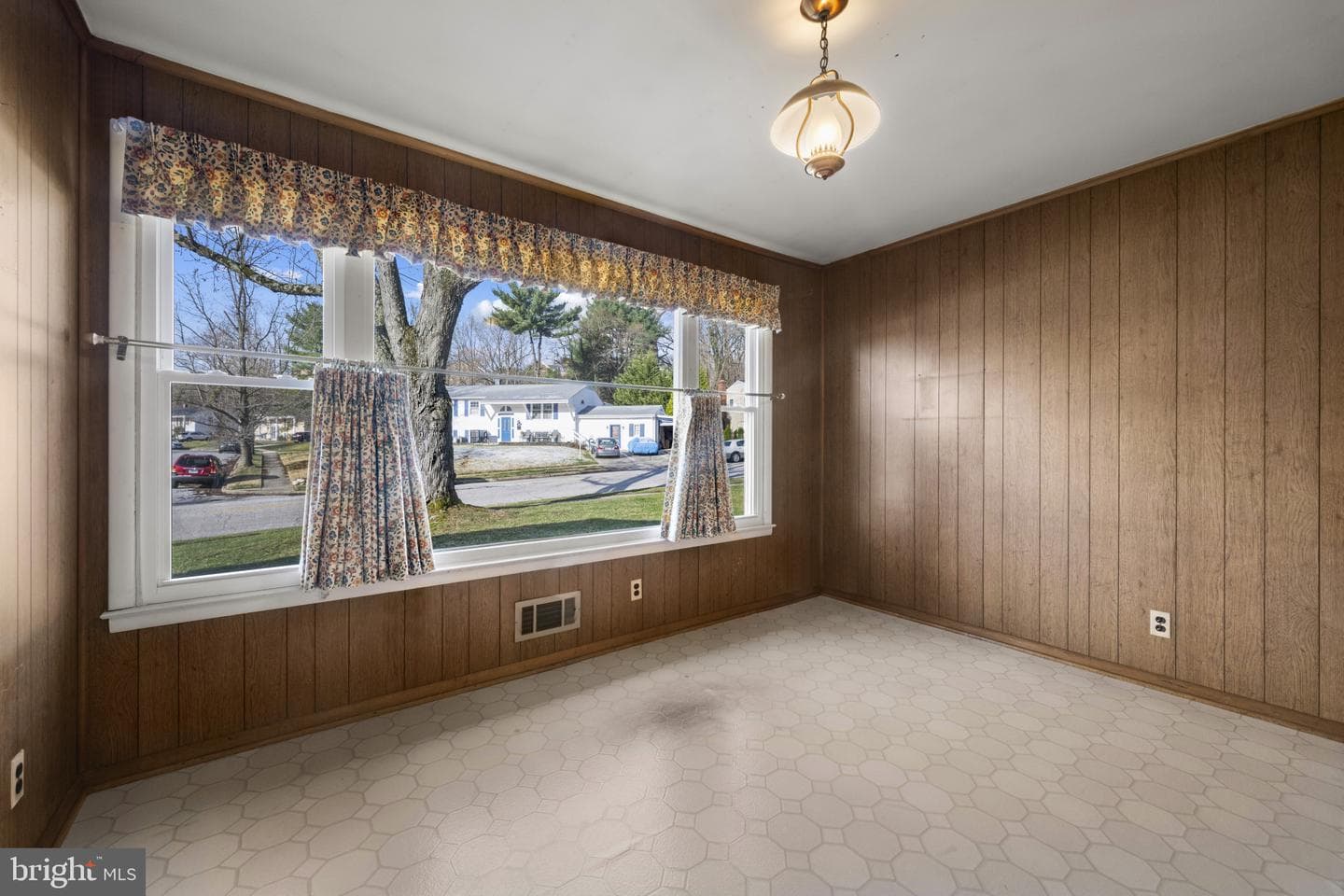 8723 Valleyfield Road photo 11