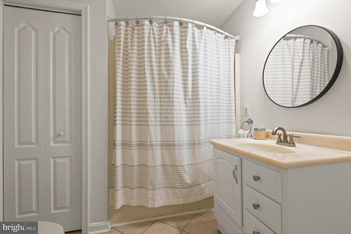 8 Henderson Hill Court photo 32
